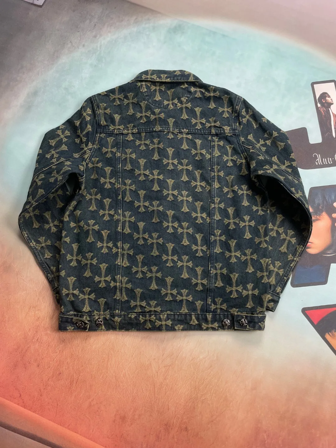 🅿️270 🔘Model No.-KL312 🔘Cro Heart𝐂𝐡𝐫𝐨𝐦𝐞 𝐇𝐞𝐚𝐫𝐭 CH All-over Printed Jacquard Denim Jacket* 2024 Autumn's original work - Cross-printed denim jacket, reconstructing the trend aesthetics with iconic symbols. The all-over dark yellow cross LOGO has been digitally printed and dyed with high precision, and is well-proportioned to release the brand's genes, breaking the monotonous pattern of traditional denim and interpreting low-key luxury. We select 100% denim cotton with heavy-weight thick yarn, and use a special washing process to create a crisp silhouette, taking into account the stiff texture and skin-friendly breathability. The silver buckle on the lapel is inlaid with the exclusive Sanskrit logo, and the custom hardware has undergone multiple polishing treatments, showing precision craftsmanship when opening and closing. The dropped shoulder cut is suitable for various body shapes, and the same design for couples achieves a common style. The quality is fully certified by three standards, which is different from the replica version on the market. From the wiring density to the printing and dyeing fastness, it all reaches professional standards. Wear a knitted sweater inside to create an urban yuppie style, and layer a sweatshirt to unlock street coolness. It is versatile and suitable for all seasons, and injects a pioneering attitude into high-end wear.  Size: S M L XL (46.48.50.52) Color: Blue
